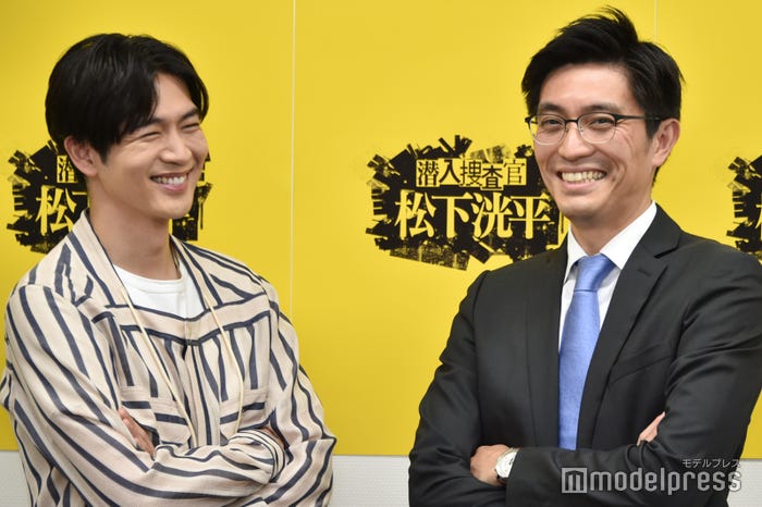 フォトセッションで笑顔を見せる松下洸平、小原一隆プロデューサー(C)モデルプレス