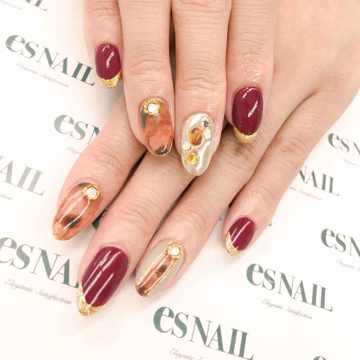 ゴールドをプラスして華やかに/画像提供:esNAIL