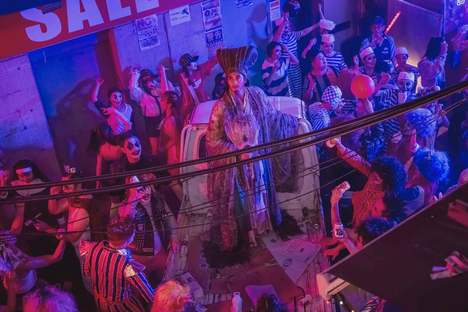 向井理ら「パリピ孔明」第1話より（C）フジテレビ