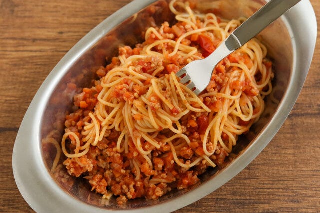 給食のミートソーススパゲッティ フォークに巻き付ける 給食のミートソーススパゲッティ フォークに巻き付ける