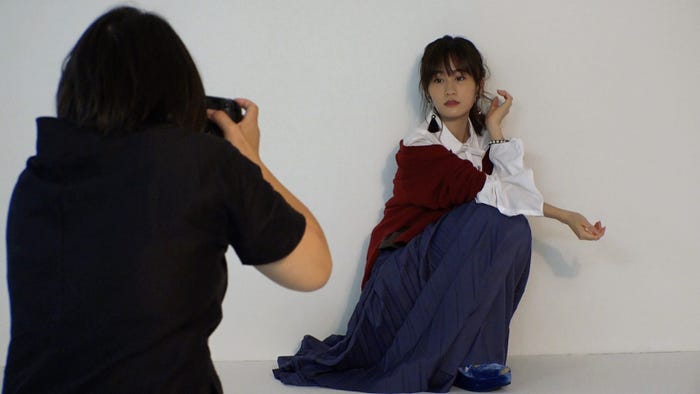 雑誌の撮影(写真提供:関西テレビ)