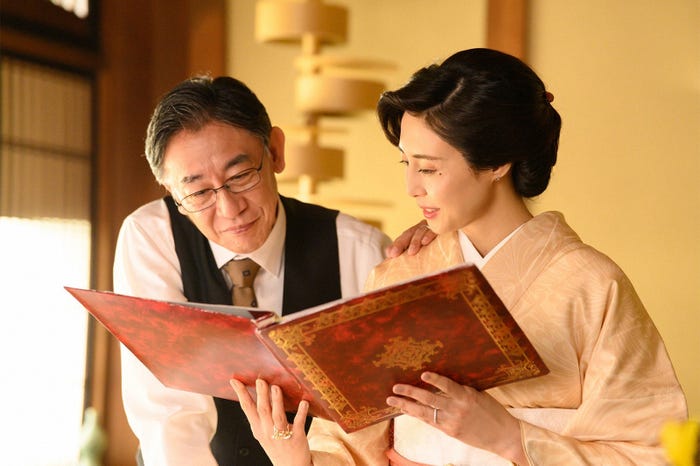 (左から)利重剛、松嶋菜々子/「王様に捧ぐ薬指」第3話より(C)TBS