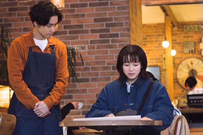 川村壱馬、清野菜名「日曜の夜ぐらいは…」より(C)ABCテレビ