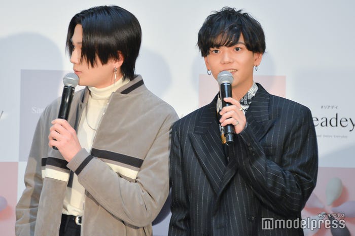 登壇時に立ち位置を間違えて中島颯太とくっついてしまう八木勇征(C)モデルプレス