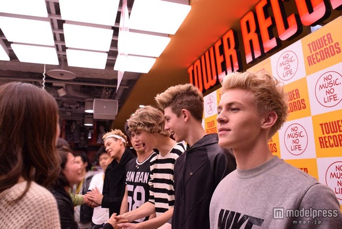 握手会を行うアフター・ロミオ(手前から:デヴィン、ティーシー、ブレイク、ジェイク、ドリュー)