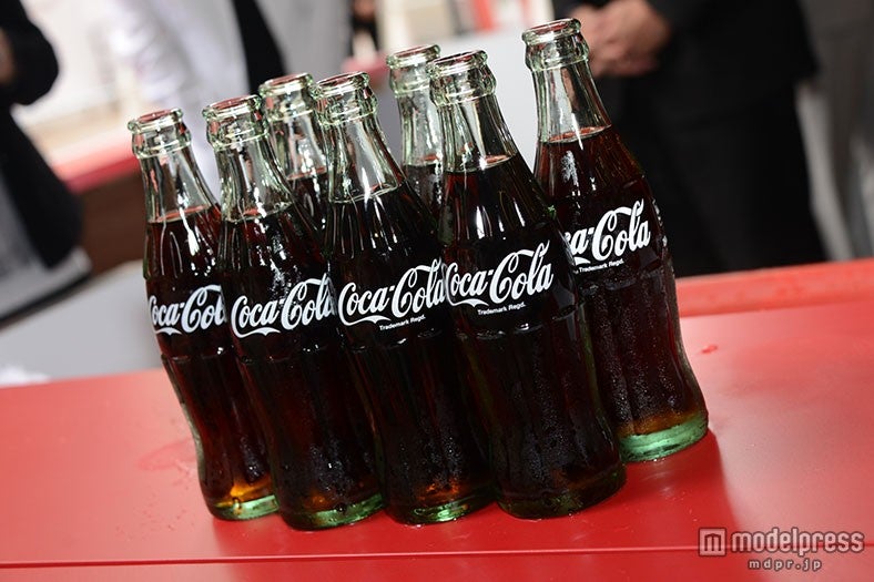 “コンツアーボトル”を手に楽しむ展示会