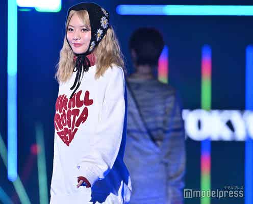「着せ恋」実写で話題の永瀬莉子、金髪姿でランウェイ スカーフがトレンド感満載【TGC 2024 A/W】