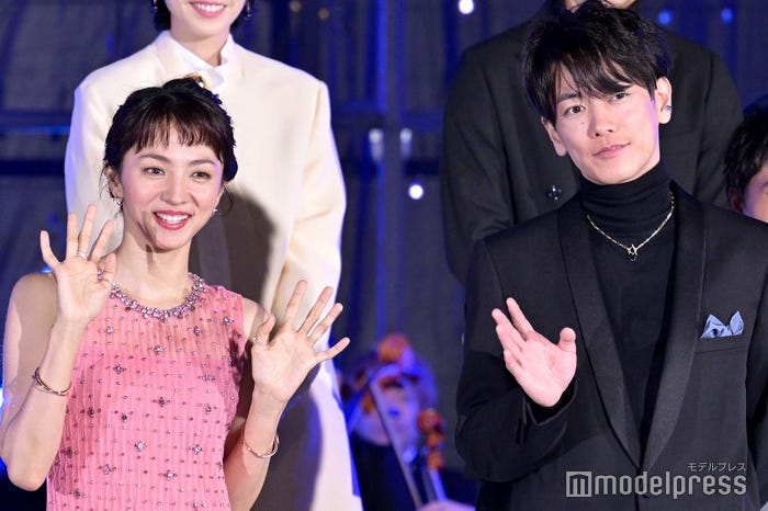 満島ひかり、佐藤健(C)モデルプレス