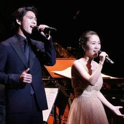 賀来賢人&門山葉子、2,000人を前に名曲「愛を感じて」を熱唱!