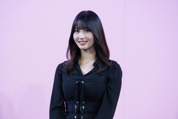 TWICE・モモ、ブラックのミニドレス姿で美脚披露 最近ハマっている食事 ...