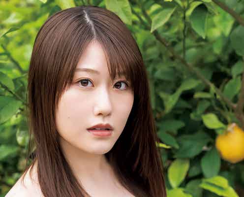 HKT48小田彩加「BOMB」初ソロビキニグラビア 夏らしい白ワンピース姿も披露<独占カットあり>