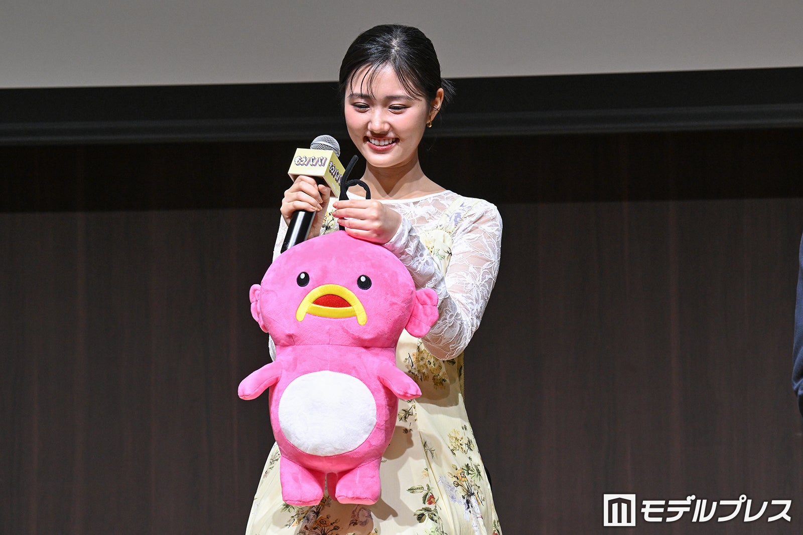 ABCテレビのキャラクター「エビシー」の髪を掴む原菜乃華（C）モデルプレス