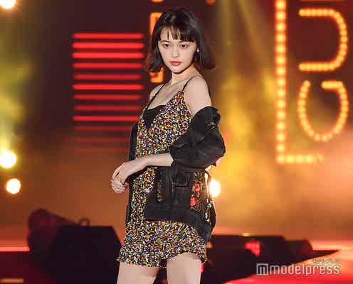 玉城ティナ、谷間チラリ色っぽランウェイ<GirlsAward 2018 S/S >