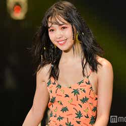 モデルプレス - 藤田ニコル、胸元ざっくりワンピがSEXY プロデュース「NiCORON」がTGCデビュー<TGC2018S/S>