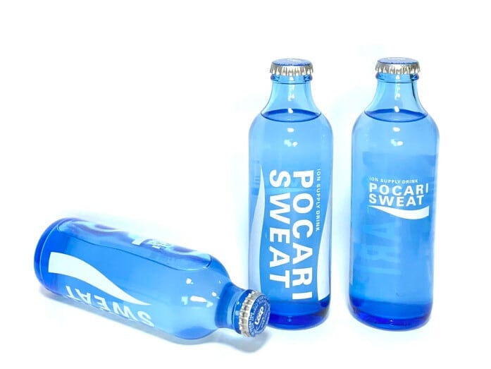 ガラス瓶入りのポカリ。王冠をあけるには栓抜きが必須