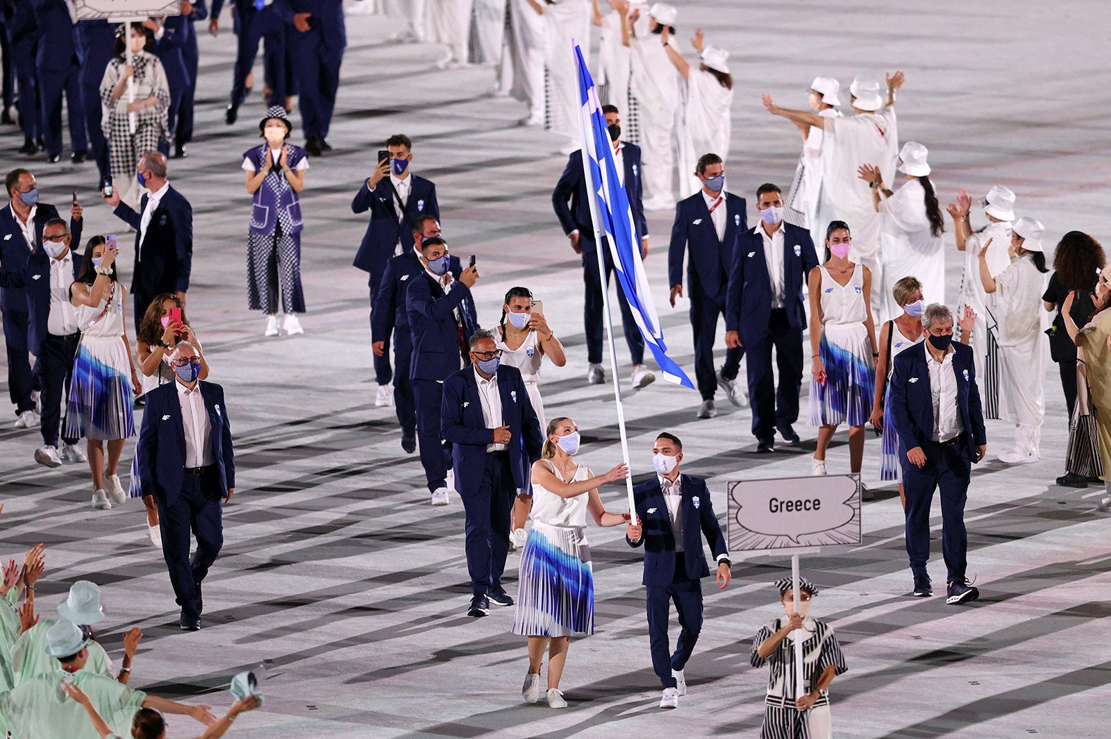 東京五輪】選手入場時の粋な“吹き出し”プラカードが話題「日本は“最後尾”持ってくる？」「漫画大国の象徴」＜東京オリンピック＞ - モデルプレス