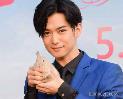 千葉雄大、ウサギに囲まれる 愛されキャラは「僕と同じ」