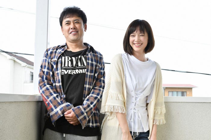 有田哲平、本田翼/「わにとかげぎす」第8話より(写真提供:TBS)