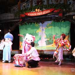 晴れ着姿で餅をつくハローキティ/(C)2013 SANRIO CO.,LTD.