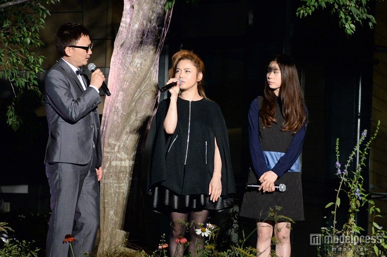 （左より）石川康晴社長、Chara、SUMIRE