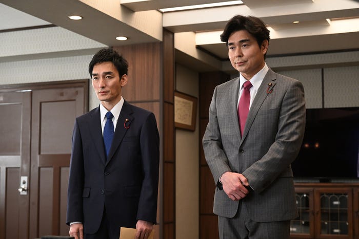 草なぎ剛、小澤征悦「罠の戦争」第8話より(C)カンテレ