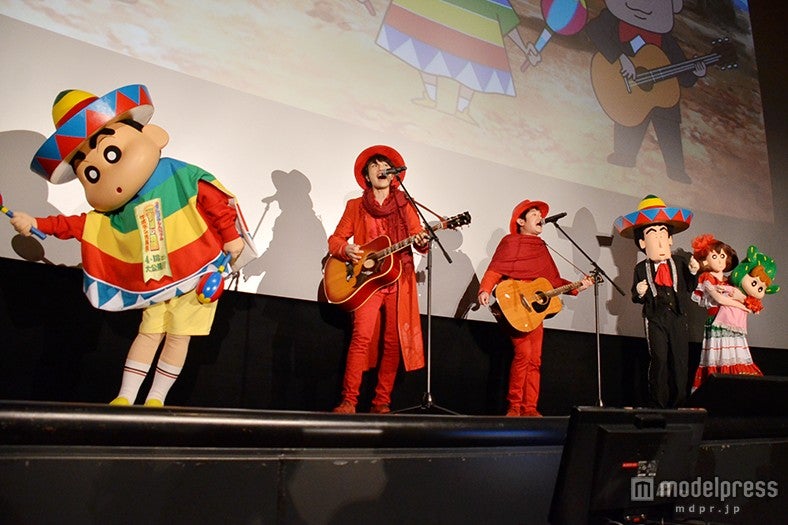 ゆずが野原家に見守られながら熱唱