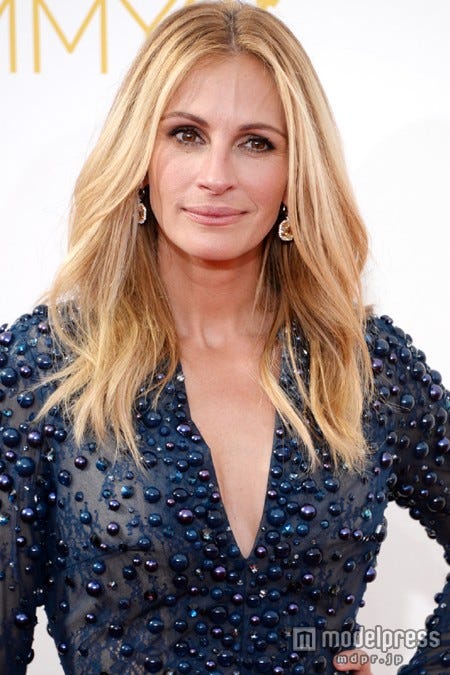 ドラマ部門主演男優賞を発表したジュリア・ロバーツ/レッドカーペットより