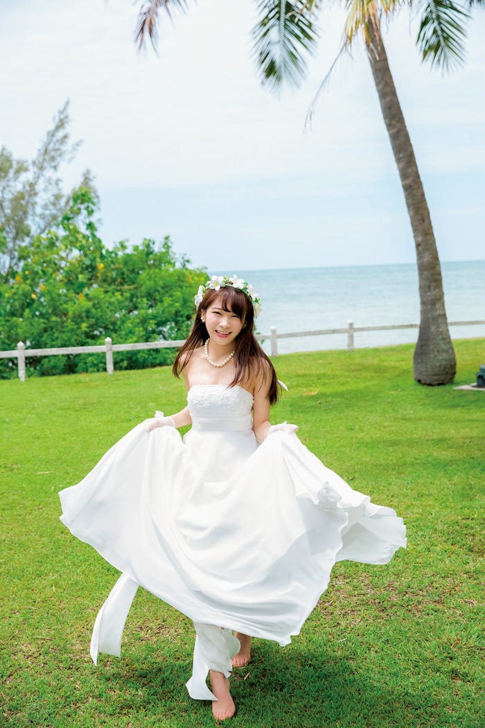 「秋元真夏ファースト写真集 真夏の気圧配置」より/撮影:唐木貴央(画像提供:徳間書店)