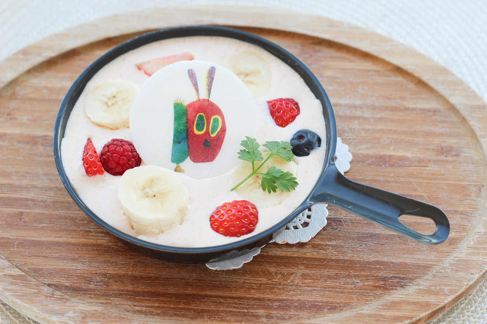 はらぺこあおむしのあま～いフレンチパンケーキ1,660円（税込）※ドリンクセット＋350円／画像提供：シダックス株式会社