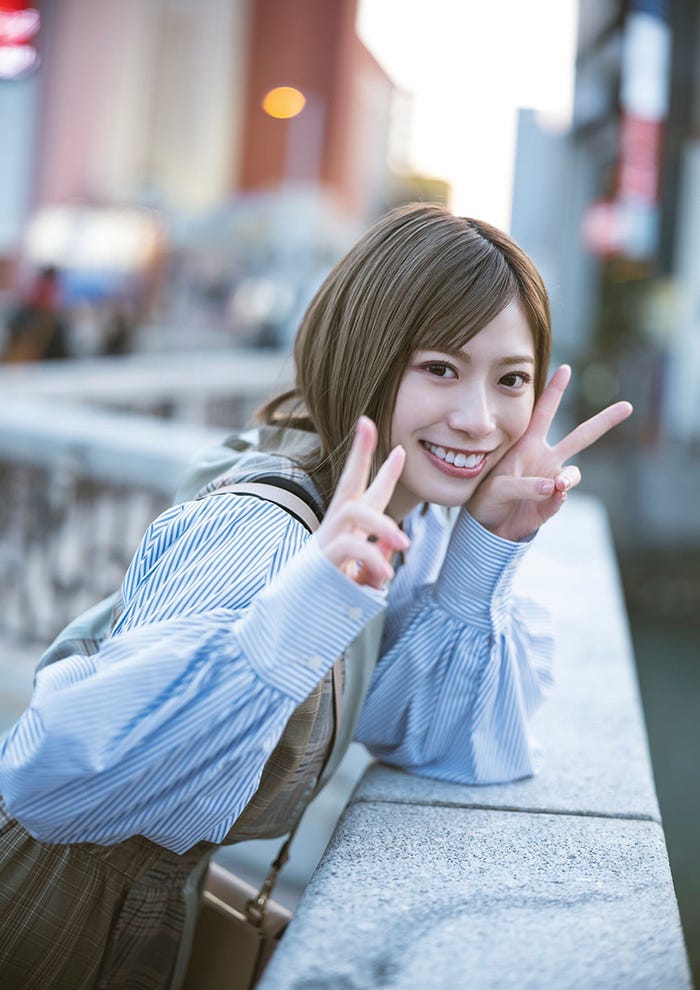 東村芽依 1st写真集「見つけた」@Loppi・HMV限定版裏表紙(C)藤本和典/白夜書房