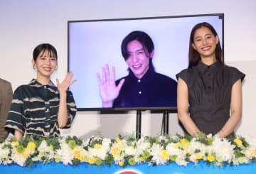 目黒蓮 舞台あいさつにカナダからリモート中継で出演 大型スクリーンを見上げ浜辺美波は大笑い