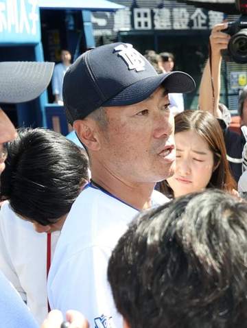 DeNA・相川監督「どこに行ったって素晴らしい選手でい続ける」 トレードの山本にエール 「当然、寂しさはあります」とも