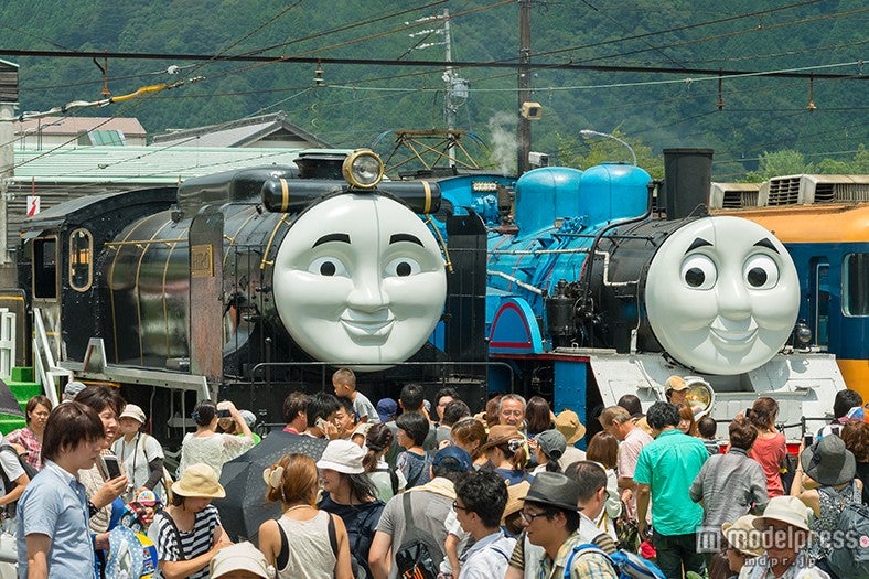 （左から）ヒロ、トーマス（C）2015 Gullane（Thomas）Limited．