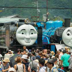 (左から)ヒロ、トーマス(C)2015 Gullane(Thomas)Limited.