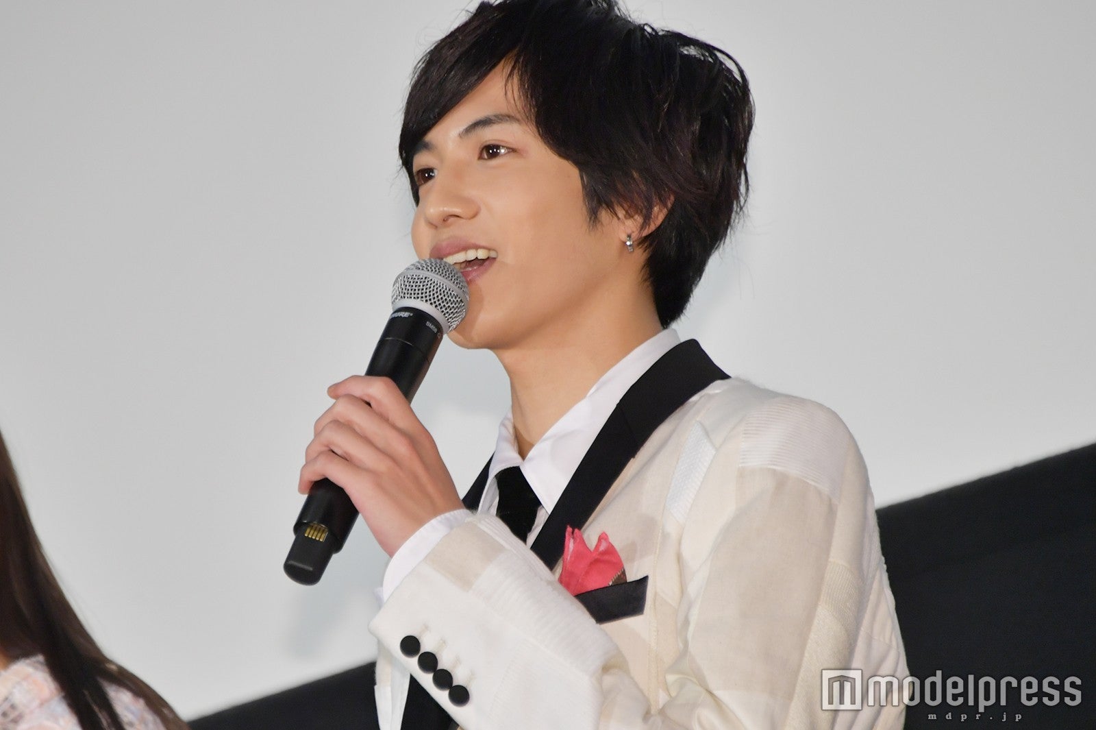 杉野とイヤホンを分け合った志尊淳 （C）モデルプレス