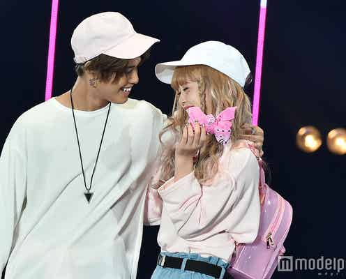 藤田ニコル、意中のバトシンと手繋ぎ2ショット “急接近”でガチ照れ<TGC2016 S/S>