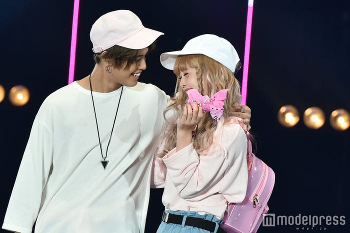 「東京ガールズコレクション2016 SPRING/SUMMER」では手繋ぎランウェイを披露/バトシン、にこるん藤田ニコル、バトシンとの“進展”に感慨 ラブラブ思い出ショットに反響「にやける」「キュンキュン」