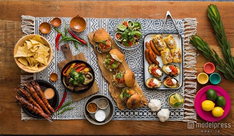 バーベキュースタイルの料理はビールとばっちり／写真提供：J．S．BURGERS CAFE