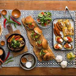 バーベキュースタイルの料理はビールとばっちり/写真提供:J.S.BURGERS CAFE