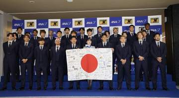 サッカー日本代表 長友佑都の額に日の丸ハチマキ！森保監督も思わず笑顔に 成田空港で出発セレモニー「最後まで勇敢に戦い抜く姿をお見せして」