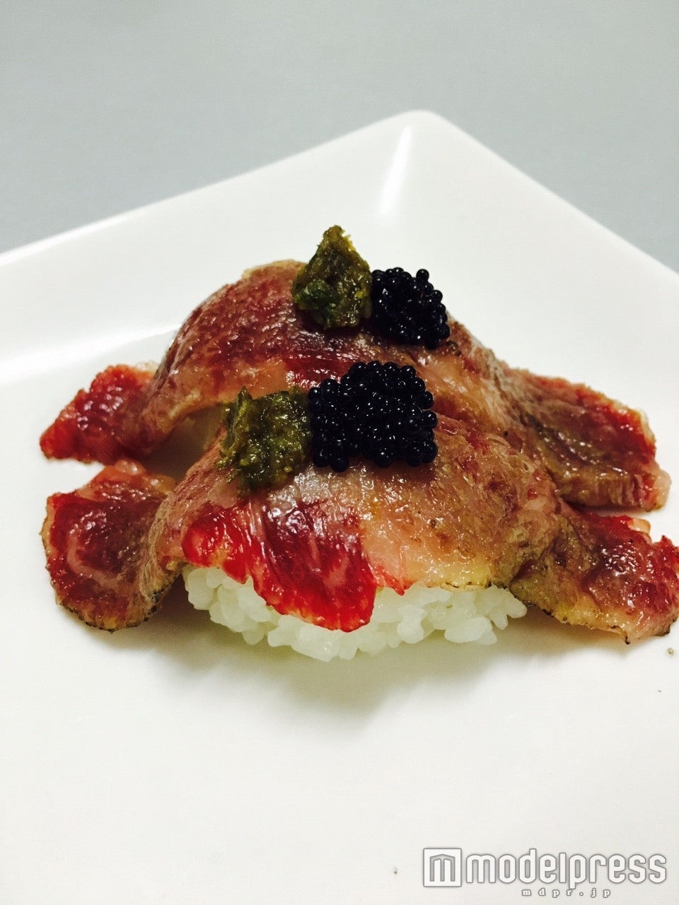 しろたれ屋、メニュー：「シャトーブリアン蕗味噌肉寿司」／画像提供：プロキューブ