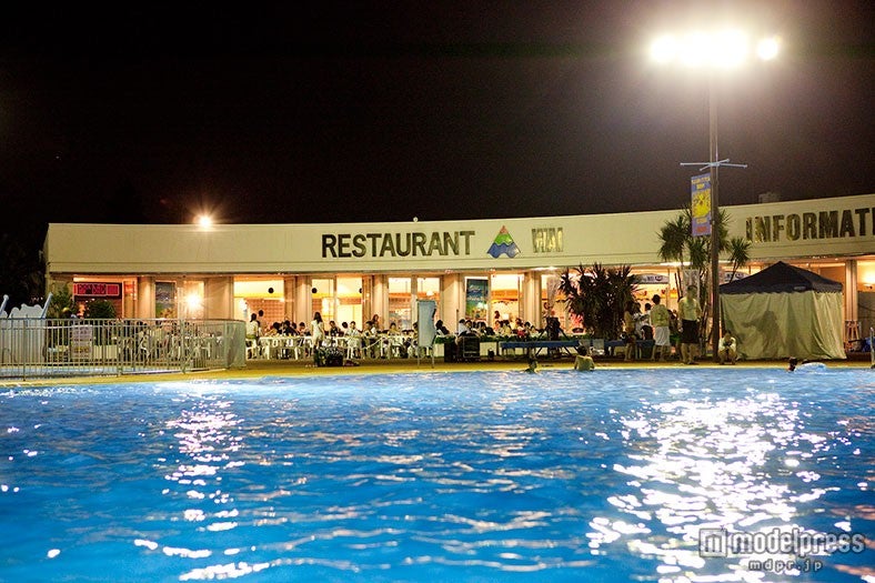 夜プール・ビアガーデン※昨年までの様子／画像提供：よみうりランド