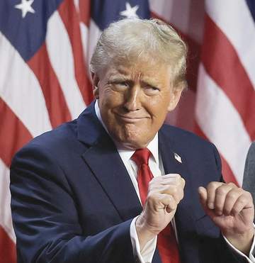 大荒れ トランプに「立ち去れ！」「図々しい」米ホワイトハウスXが炎上 大統領がW杯壇上に居座る動画を掲載→案の定、4千コメ＆コラ動画で荒れまくる FIFAはカット
