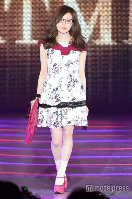 益若つばさ、セクシーに観客を魅了