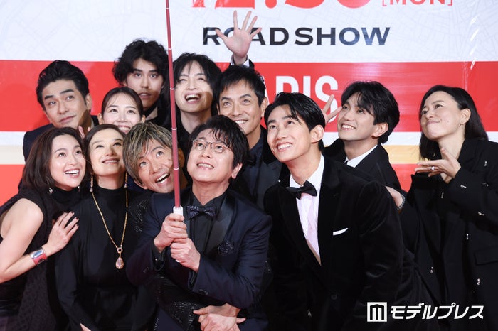 木村拓哉ら、新宿降臨で街から歓声 レッドカーペット闊歩【グランメゾン・パリ】