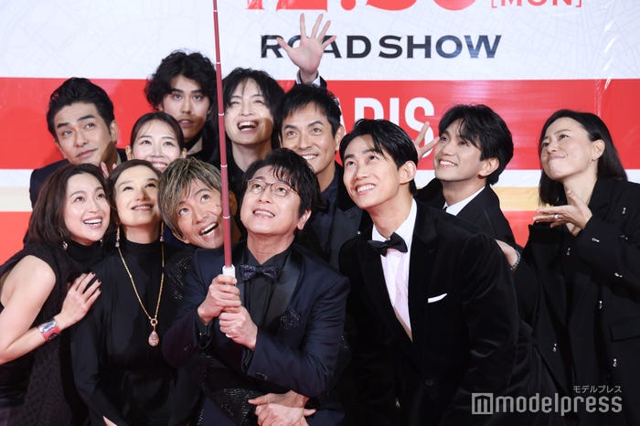 セルカ棒で自撮りする中村アン、北村一輝、吉谷彩子、寛一郎、鈴木京香、玉森裕太、木村拓哉、沢村一樹、及川光博、オク・テギョン、正門良規、塚原あゆ子監督 (C)モデルプレス