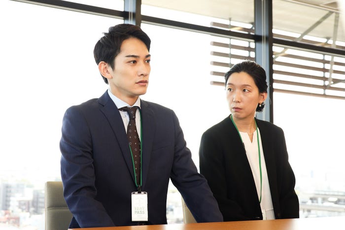 町田啓太、江口のりこ 「SUPER RICH」第4話より(C)フジテレビ