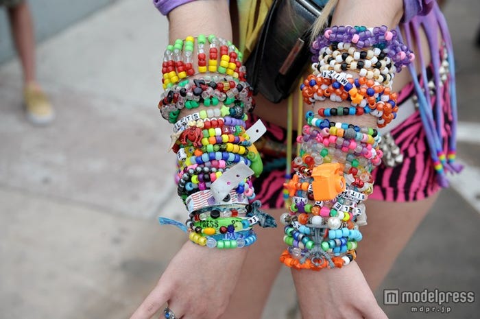 ジャラジャラとキャンディブレスレットをつけている来場者