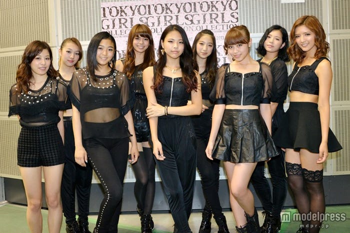 E-girls/flower(前列左より)中島美央、水野絵梨奈、武藤千春、鷲尾伶菜、藤井萩花(後列左より)重留真波、佐藤晴美、坂東希、市來杏香