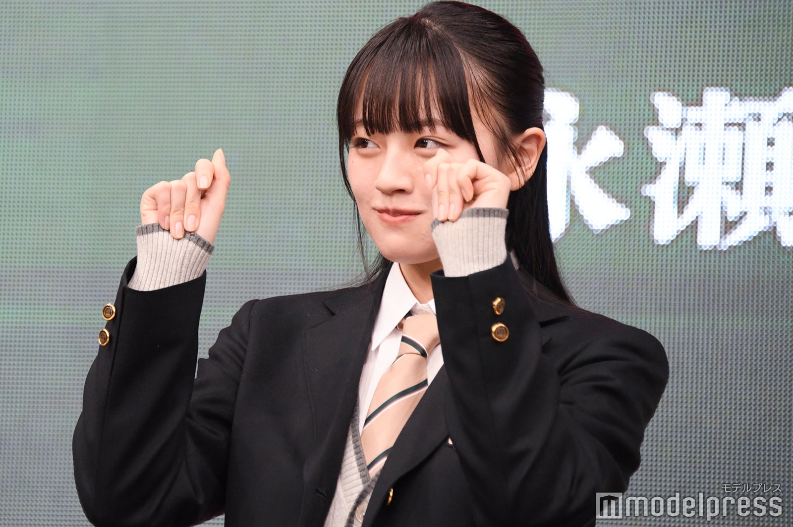 萌え袖が可愛いという声が上がる上坂樹里（C）モデルプレス